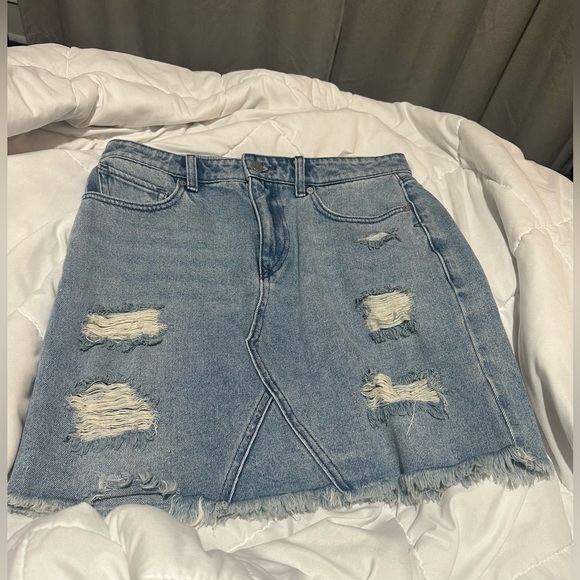 VOLCOM HIGH RISE DISTRESSED DENIM MINI SKIRT - Picture 4 of 6